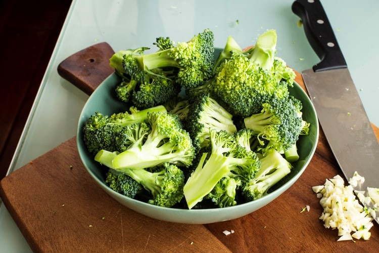 Can Pet Rabbits Eat Broccoli_sliced broccoli