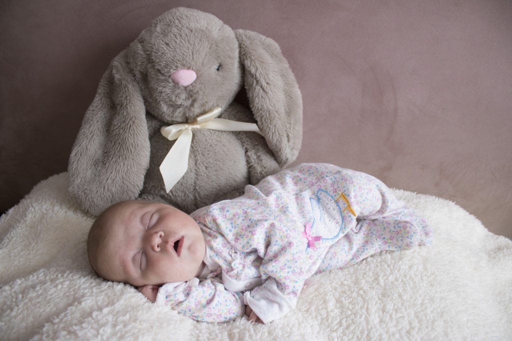 Can a Pet Rabbit Sleep With You_baby and bunny
